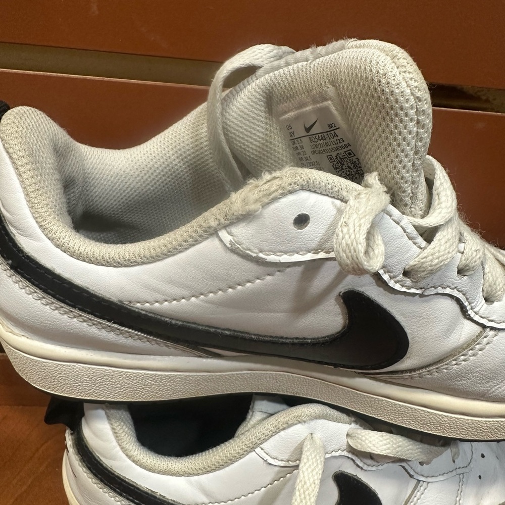 Nike White Classic Sneakers Low-Top Minimalist Design - Picture 4 of 14